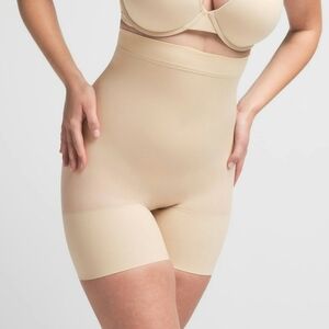 SKIMS▪️High Waisted Mid Thigh Sheer Seamless Everday Sculpt Shorts in Sand